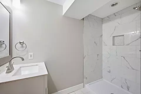 Bath - 944 Cornwallis Ln, Munster, IN 46321 photo 1 of 8