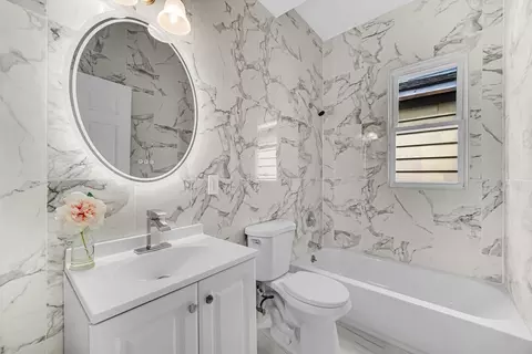Bath - 2019 Davidson Pl, Whiting, IN 46394 photo 1 of 3