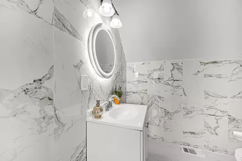 Bath - 2019 Davidson Pl, Whiting, IN 46394 photo 2 of 3