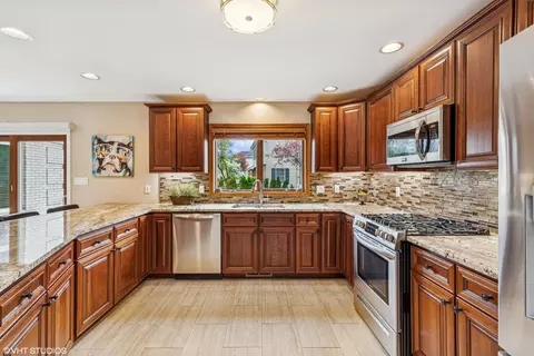 Kitchen - 1427 Brandywine Dr, Munster, IN 46321 photo 2 of 4