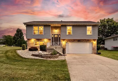4176 Thornhill Dr, Crown Point, IN 46307