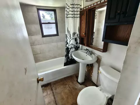 Bath - 840 E 44th Pl, Gary, IN 46409 photo 1 of 3