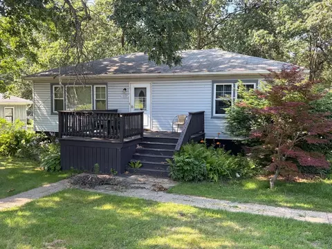 1009 Riverlane Dr, Lake Station, IN 46405