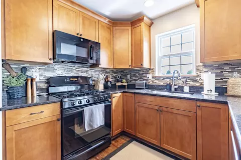Kitchen - 673 Davis Cir, Crown Point, IN 46307 photo 2 of 2