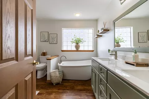 Bath - 673 Davis Cir, Crown Point, IN 46307 photo 1 of 6