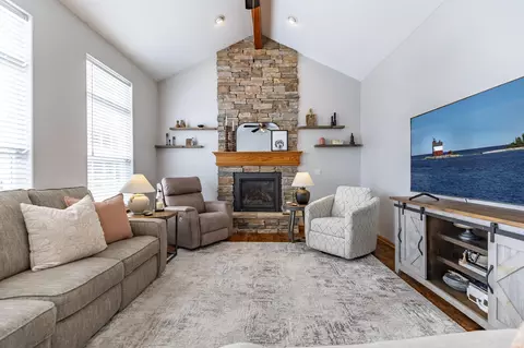 Living - 673 Davis Cir, Crown Point, IN 46307 photo 1 of 4