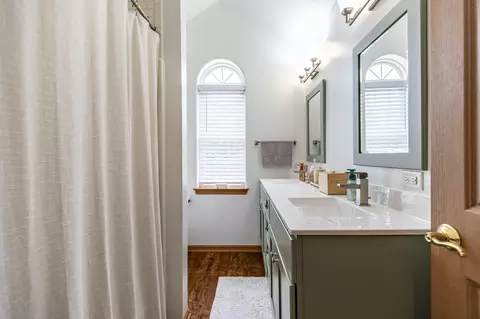 Bath - 673 Davis Cir, Crown Point, IN 46307 photo 5 of 6