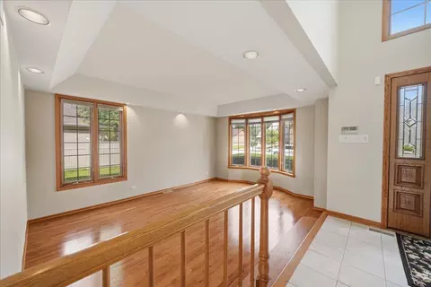 Living - 1522 Coventry Ln, Munster, IN 46321 photo 2 of 9