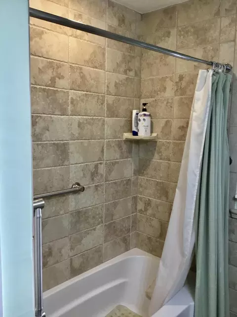 Bath - 7936 Locust Ave, Gary, IN 46403 photo 2 of 4