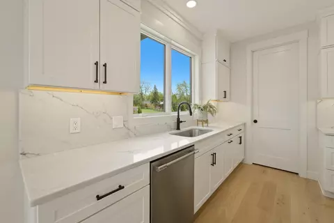 Kitchen - 8450 W 105th Ave, Saint John, IN 46373 photo 4 of 6