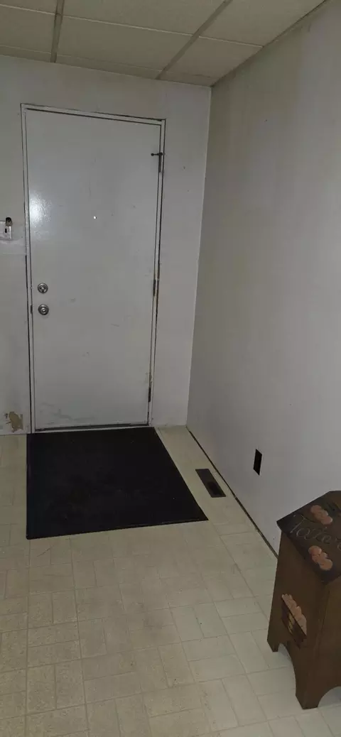 Entry Way - 1539 Roberts Ave, Whiting, IN 46394 photo 1 of 2