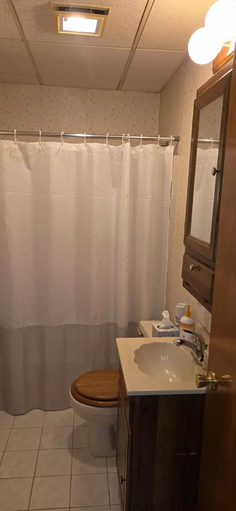 Bath - 1539 Roberts Ave, Whiting, IN 46394 photo 1 of 2