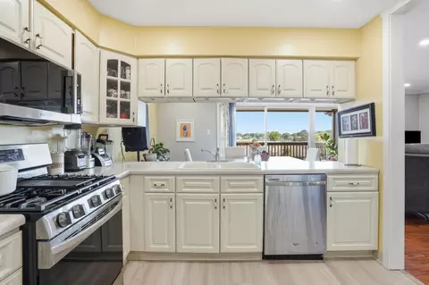 Kitchen - 2529 E Lakeshore Dr #A-47, Crown Point, IN 46307 photo 1 of 3