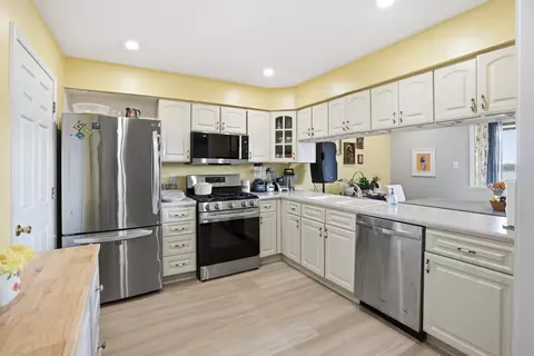 Kitchen - 2529 E Lakeshore Dr #A-47, Crown Point, IN 46307 photo 2 of 3