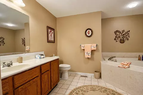Bath - 949 Cornwallis Ln, Munster, IN 46321 photo 2 of 5