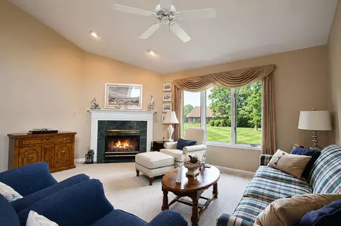 Living - 949 Cornwallis Ln, Munster, IN 46321 photo 3 of 3