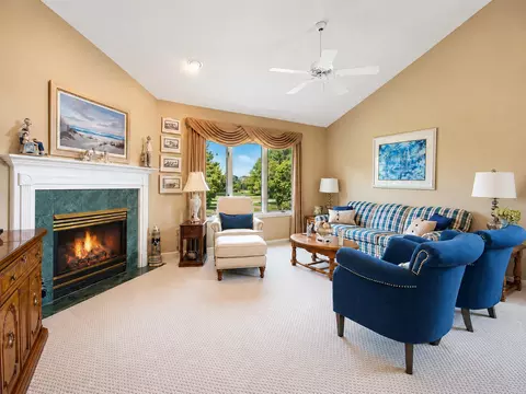 Living - 949 Cornwallis Ln, Munster, IN 46321 photo 2 of 3