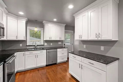 Kitchen - 44 Timrick Dr, Munster, IN 46321 photo 3 of 4