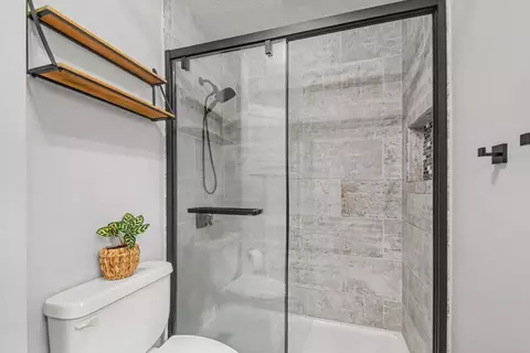 Bath - 4977 E Robin Ct, Rolling Prairie, IN 46371 photo 2 of 3