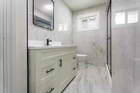 Bath - 1609 Davis Ave, Whiting, IN 46394 photo 1 of 3