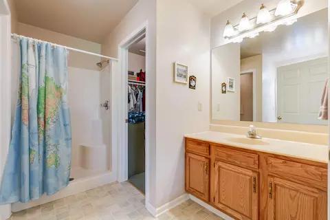 Bath - 206 Fieldstone Dr, Porter, IN 46304 photo 1 of 2