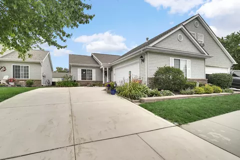 2902 Lake Pointe Dr, Valparaiso, IN 46383