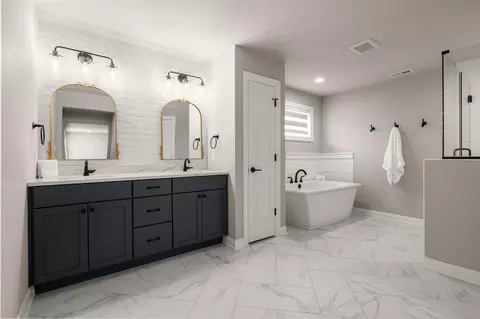 Bath - 5927 Dune Harbor Dr, Portage, IN 46368 photo 1 of 8