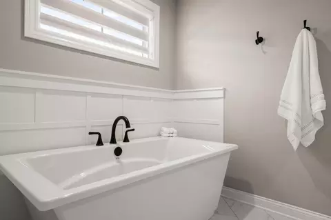 Bath - 5927 Dune Harbor Dr, Portage, IN 46368 photo 2 of 8