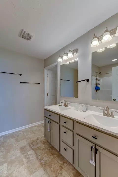 Bath - 15440 W 101st Pl, Dyer, IN 46311 photo 2 of 3