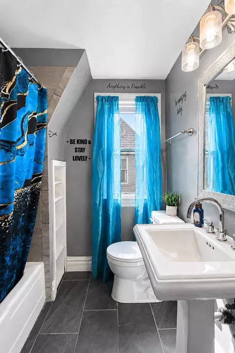 Bath - 914 E 176th St, Hammond, IN 46324 photo 1 of 1