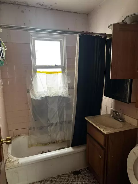 Bath - 2589 Jefferson St, Gary, IN 46407 photo 1 of 1