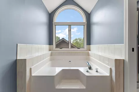 Bath - 930 Cornwallis Ln, Munster, IN 46321 photo 5 of 6
