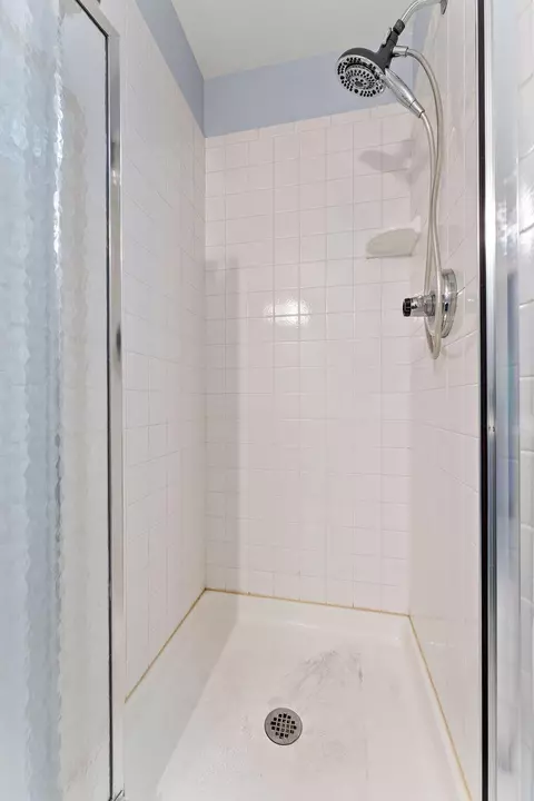 Bath - 930 Cornwallis Ln, Munster, IN 46321 photo 3 of 6