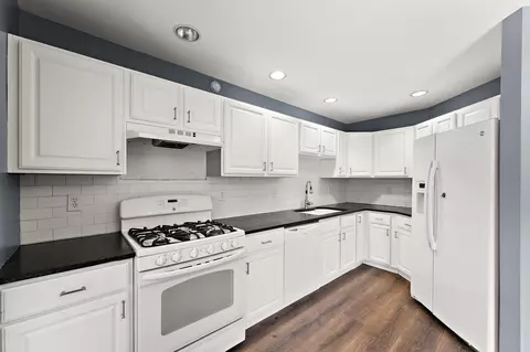 Kitchen - 930 Cornwallis Ln, Munster, IN 46321 photo 1 of 2