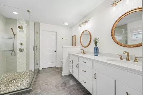 Bath - 1002 Oak Grove Ct, Crown Point, IN 46307 photo 1 of 2