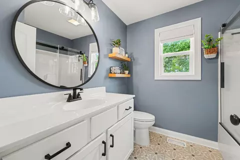 Bath - 1002 Oak Grove Ct, Crown Point, IN 46307 photo 2 of 2