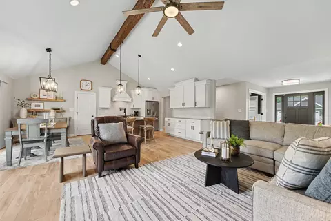 Living - 1002 Oak Grove Ct, Crown Point, IN 46307 photo 2 of 4