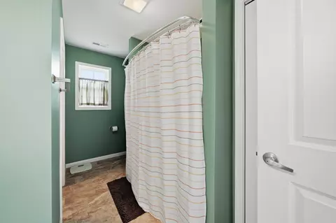 Bath - 521 Blackstone Ct, Kouts, IN 46347 photo 2 of 3