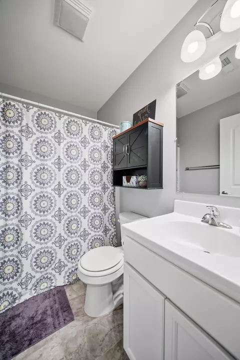 Bath - 521 Blackstone Ct, Kouts, IN 46347 photo 3 of 3