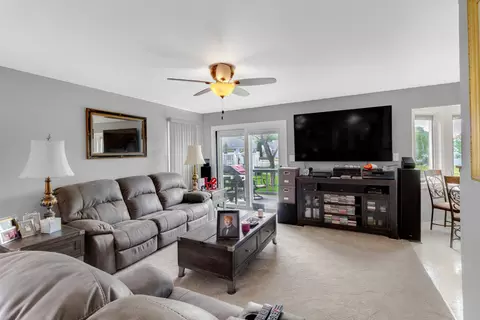 Living - 810 Pheasant Dr, Crown Point, IN 46307 photo 3 of 4