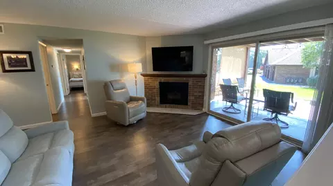 Living - 2523 E Lakeshore Dr #C-17, Crown Point, IN 46307 photo 5 of 10