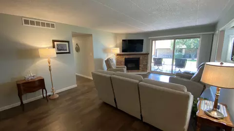 Living - 2523 E Lakeshore Dr #C-17, Crown Point, IN 46307 photo 2 of 10