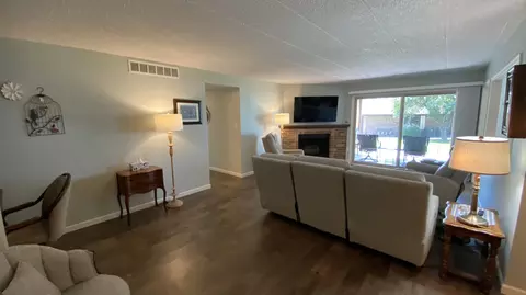 Living - 2523 E Lakeshore Dr #C-17, Crown Point, IN 46307 photo 6 of 10