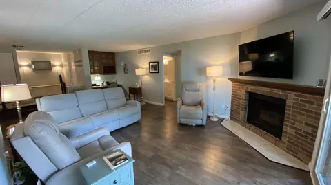 Living - 2523 E Lakeshore Dr #C-17, Crown Point, IN 46307 photo 3 of 10