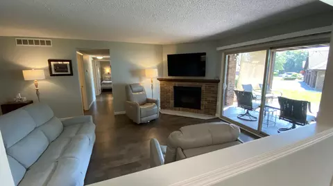 Living - 2523 E Lakeshore Dr #C-17, Crown Point, IN 46307 photo 4 of 10