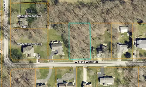 8033 W Applewood Dr, La Porte, IN 46350