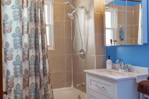 Bath - 226 169th St, Hammond, IN 46324 photo 1 of 1