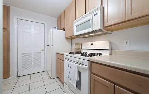 Kitchen - 629 Cambridge Ct #1-D, Munster, IN 46321 photo 3 of 3