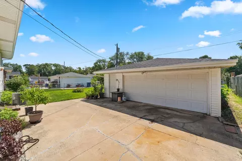 Exterior - 303 Minter Dr, Griffith, IN 46319 photo 2 of 5