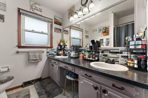 Bath - 303 Minter Dr, Griffith, IN 46319 photo 1 of 3
